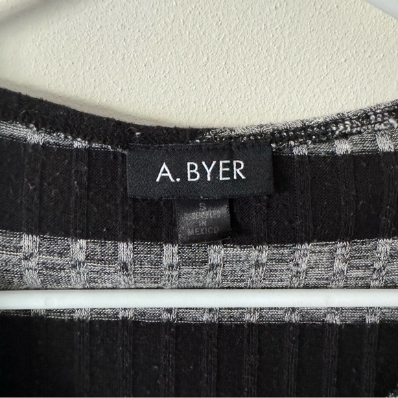 A.Byer Short Sleeve Sweater - Size Small - Picture 7 of 7
